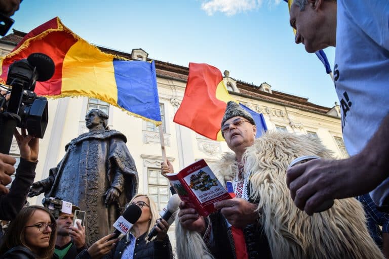 Read more about the article PENAL. Statuia amplasată de Iohannis în Sibiu stă să cadă: zona este monument istoric