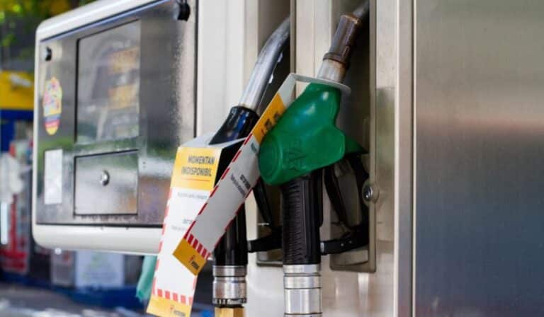 Read more about the article Prețurile la benzină și motorină nu au scăzut. Românii sunt cuprinși de disperare. Monopolul distruge țara