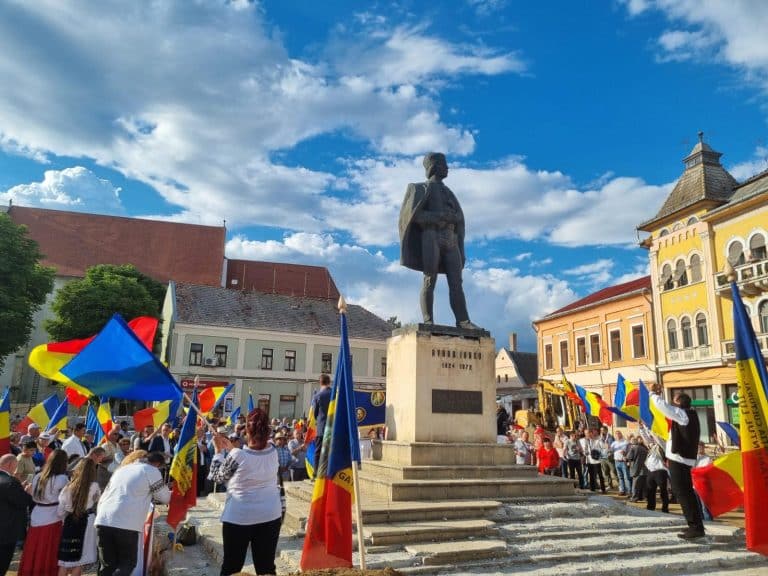 Read more about the article PNL vrea să înlăture statuia lui Avram Iancu din centrul municipiului Turda. AUR Alba a protestat: Jos cu trădătorii din fruntea țării!