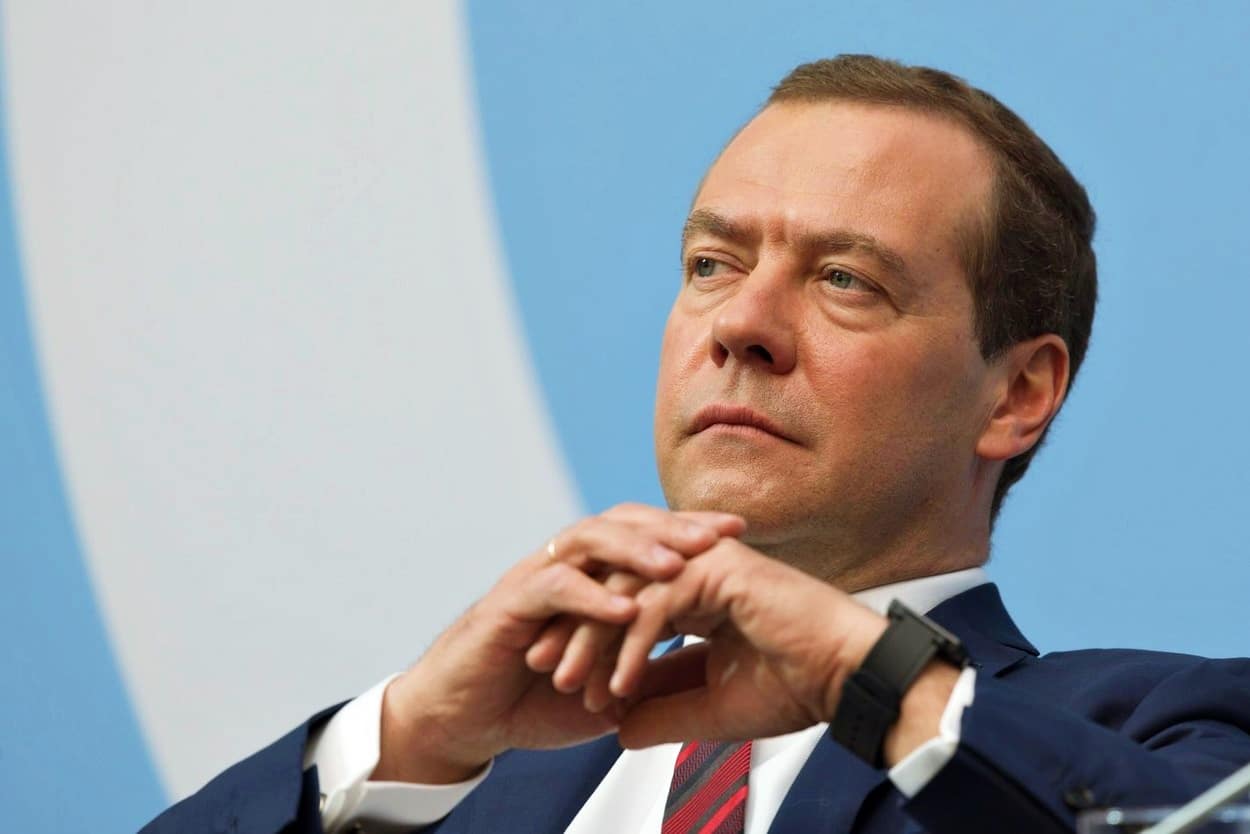 You are currently viewing Dmitri Medvedev: Oamenii din UE vor îngheţa în case la iarnă