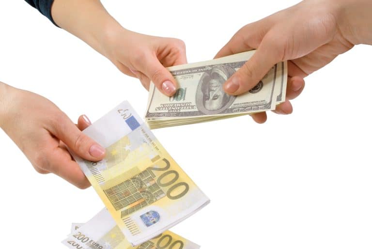 Read more about the article Dolarul este la un pas de a bate euro